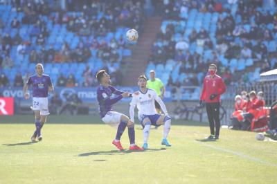 Borja Sáinz y Óscar Plano pugnan por un balón (Foto: Daniel Marzo).