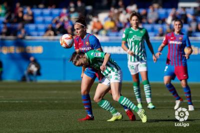 La bética Eva Llama pelea una pelota ante Melanie Serrano.