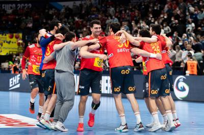 Celebración de los Hispanos tras ganar a Dinamarca en las semis del Europeo de balonmano (Foto: Co