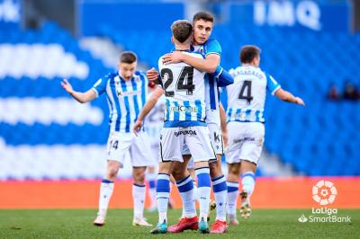 Jon Karrikaburu celebra con Alkain el gol del empate en el Sanse-Lugo (Foto: LaLiga).