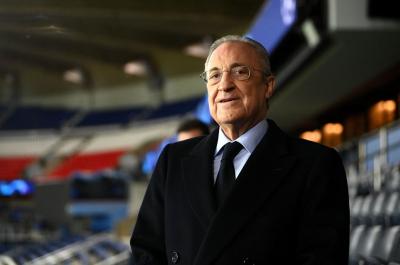 Florentino Pérez posa en el Parque de los Príncipes (Foto: EFE).