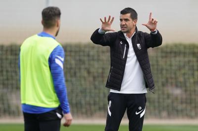 Rubén Torrecilla dirige una sesión del Granada (Foto: GCF).