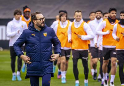 Bordalás habla con el grupo (Foto: Valencia CF)