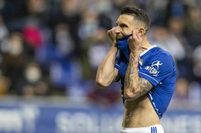 Borja Bastón se lamenta tras fallar una ocasión (Foto: Real Oviedo).