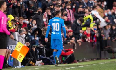 Ángel Correa se marcha expulsado de Vallecas (Foto: Cordon Press).