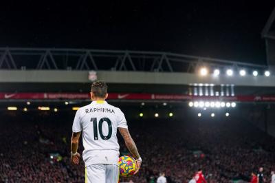 Raphinha, durante un partido con el Liverpool (Foto: Cordon Press).