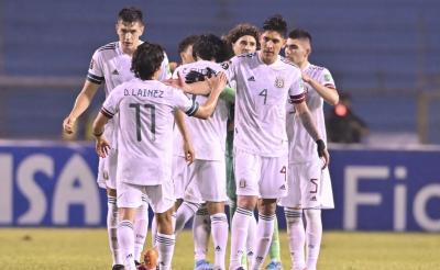 Diego Lainez celebra el gol con sus compañeros.