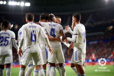 Los jugadores del Real Madrid celebran el gol de Alaba ante Osasuna (Foto: LaLiga).