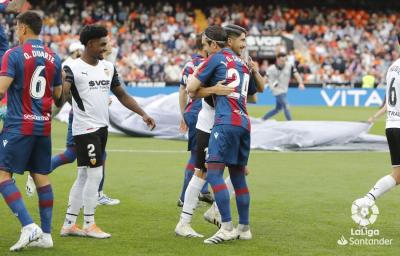 Campaña y Soler se abrazan antes del derbi. (Foto: LaLiga)