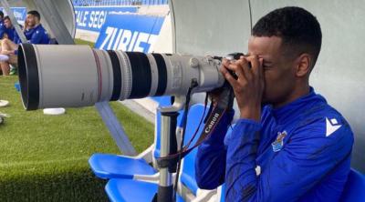 Alexander Isak mira por un objetivo en un banquillo de Zubieta (Foto: Real Sociedad).