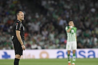 Mateu Lahoz, durante el Betis-Barça (Foto: Kiko Hurtado).
