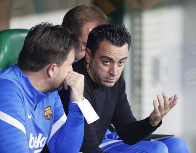 Xavi Hernández, en el banquillo del Benito Villamarín (Foto: Cordon Press).