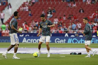 Éder Militao, Marco Asensio y Lucas Vázquez calientan antes del derbi madrileño (Foto: EFE).