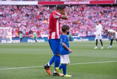 Luis Suárez salta al campo en su último partido en el Metropolitano (Foto: Cordon Press).