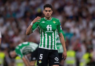 Bartra, en un partido con el Betis.