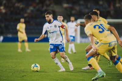 Shashoua, con el balón durante un derbi (Foto: CD Tenerife).