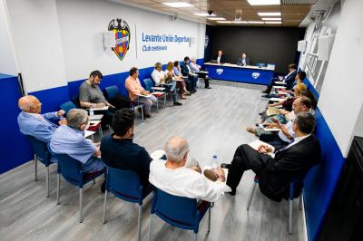 El patronato de la Fundación se reúne para el examen de Quico Catalán. (Foto: Levante UD)