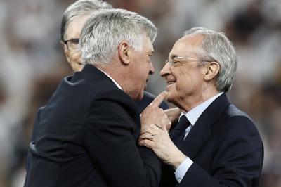 Carlo Ancelotti bromea con Florentino Pérez tras un partido del Real Madrid (Foto: Cordon Press).