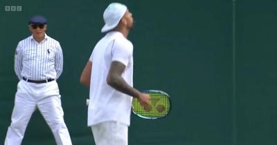 Kyrgios escupe.