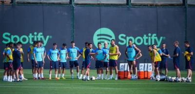 Xavi Hernández da instrucciones en el entrenamiento de pretemporada del Barcelona (Foto: FCB).