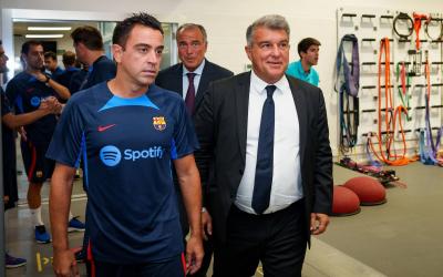 Xavi Hernández y Joan Laporta, en el vestuario del Barcelona (Foto: FCB).