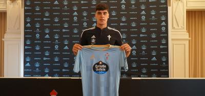 Julen Lobete posando con la camiseta del Celta (Foto: RC Celta).