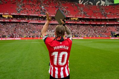 Iker Muniain agradece a la grada el apoyo en su partido 500 (Foto: Athletic Club).