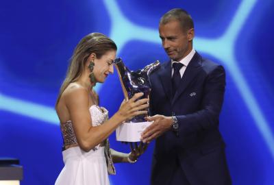 Alexia recibe el galardón de las manos de Ceferin (FOTO: EFE).