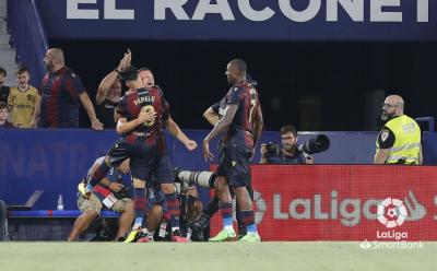Celebración del gol de Mustafi durante el Levante-Tenerife en el Ciutat de Valencia (Foto: LaLiga)