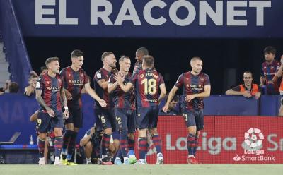 Celebración del gol de Mustafi durante el Levante-Tenerife en el Ciutat de Valencia (Foto: LaLiga)