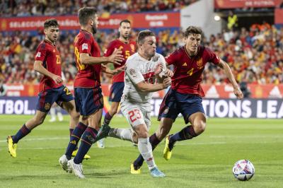 Shaqiri trata de marcharse de la marca de Jordi Alba, Pau Torres y Pedri (Foto: EFE).