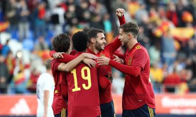 Abel Ruíz celebrando su gol con el resto de sus compañeros (Foto: @Sefutbol)