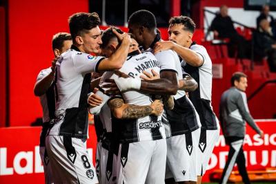 Los jugadores del Levante celebran el gol de Montiel al Mirandés (Foto: LUD).
