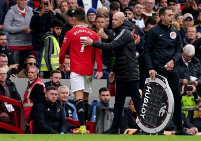 Cristiano Ronaldo siendo sustituido en el Manchester United (Foto: Cordon Press)