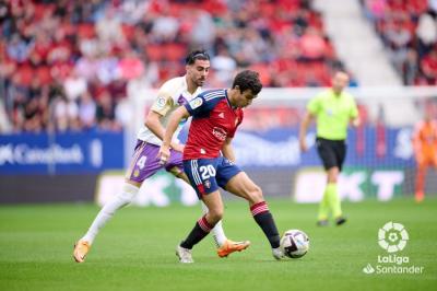 Kike Pérez persigue a un rival en el Osasuna-Valladolid (Foto: LaLiga)
