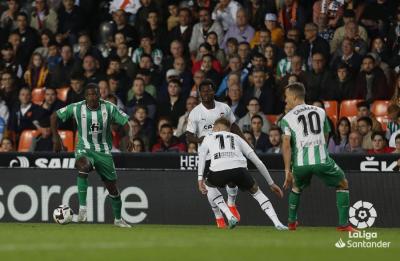 Castillejo en la presión ante el Betis. (Foto: LaLiga)