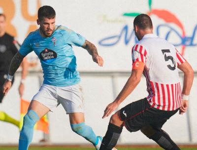 Galán encara al goleador Cristian en el Algar-Celta (Foto: RC Celta).