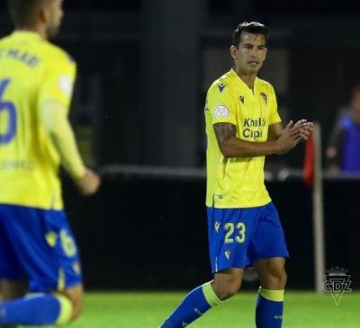 Fali despeja  en el Sporting-Cádiz de Copa del Rey (Foto: LaLiga).