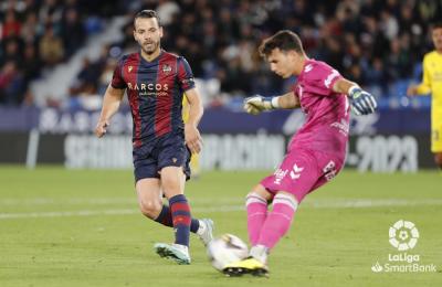 Soldado presiona a Álex Domínguez (Foto: LaLiga).