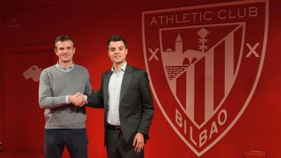 Jon Berasategi, Jon Uriarte y Mikel González en San Mamés (Foto: Athletic Club).