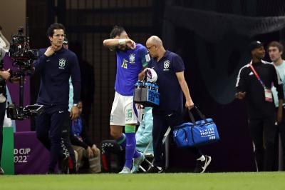 Alex Telles se retira lesionado del Camerún-Brasil (Foto: Cordon Press).
