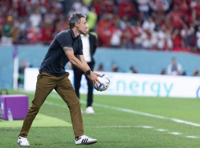 Luis Enrique agarra el balón en el Marruecos-España (Foto: Cordon Press).