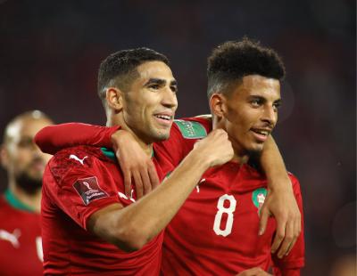 Ounahi con su compañero Hakimi con Marruecos (Foto: Cordon Press).