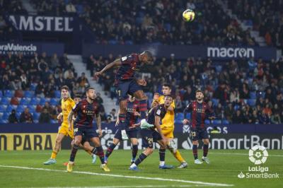 Wesley despeja un balón en el Levante-Ponferradina (Foto: LaLiga).