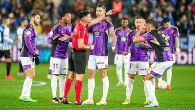 Feddal, expulsado ante el Alavés (Foto: Real Valladolid).