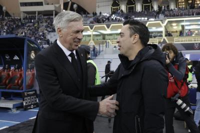 Ancelotti y Xavi se dan la mano en la final de la Supercopa de España (FOTO: EFE).