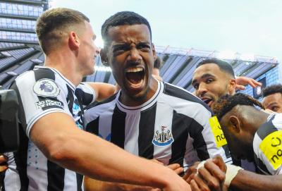 Isak celebra con sus compañeros el gol del Newcastle al Fulham (Foto: NUFC).