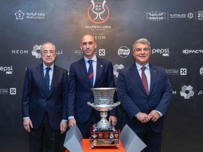 Rubiales, Laporta y Florentino Pérez posan con la Supercopa de España (Foto: RFEF).
