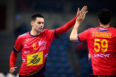 Ángel Fernández celebra con Dujshebaev en el España-Polonia del Mundial (Foto: RFEB).