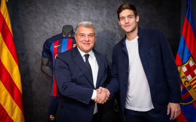 Marcos Alonso, junto a Joan Laporta tras firmar su renovación (Foto: FCB).